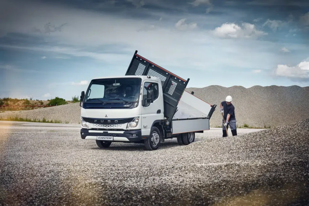 کامیونت Mitsubishi Fuso Canter در زمین